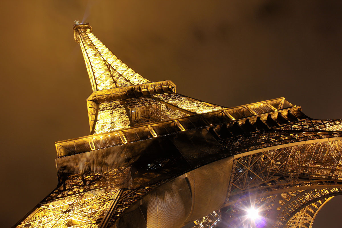 Der beleuchtete Eiffelturm ist eines der bekanntesten Wahrzeichen der Welt, Paris, Frankreich