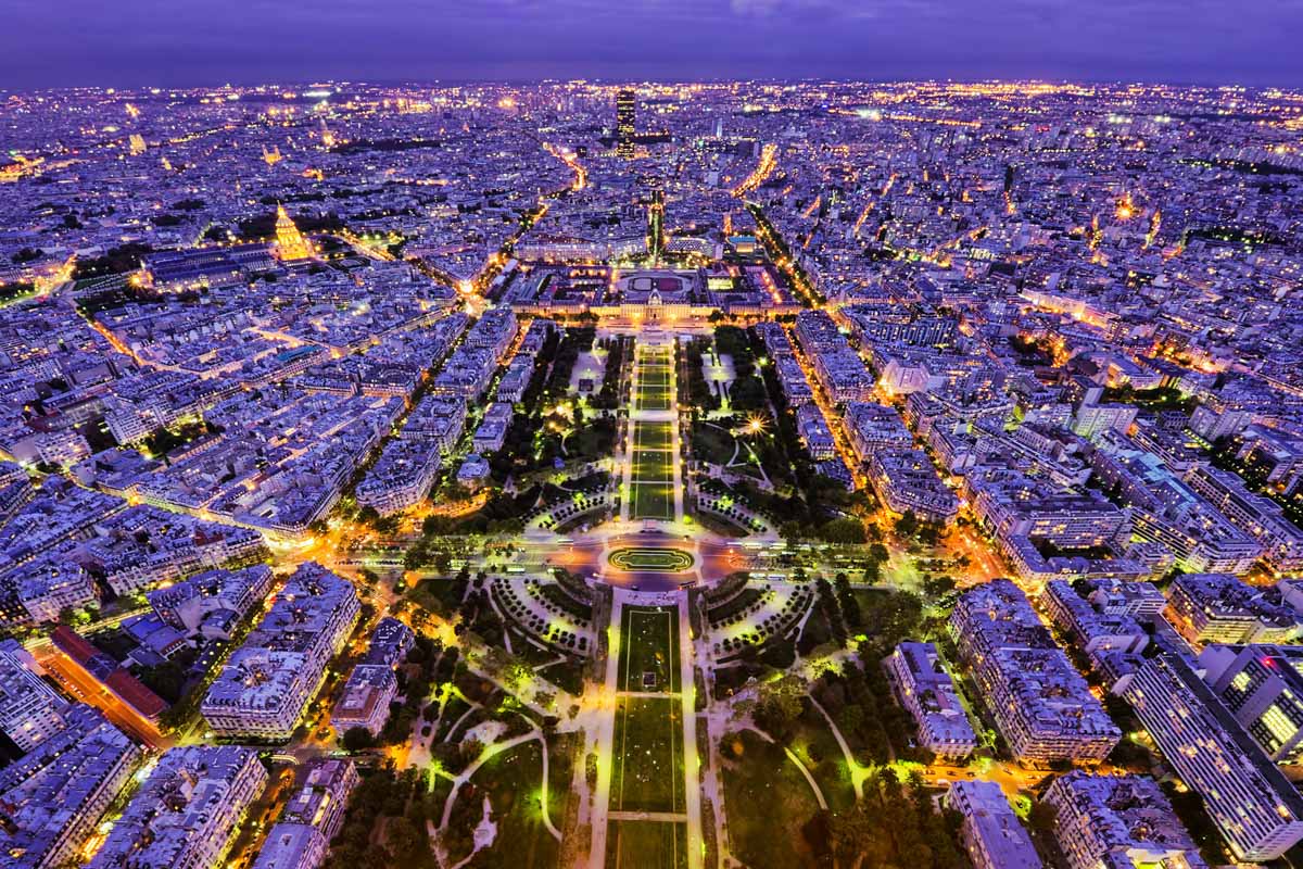 Die Aussicht vom Eiffelturm auf das nächtliche Paris beeindruckt jeden Besucher, Frankreich