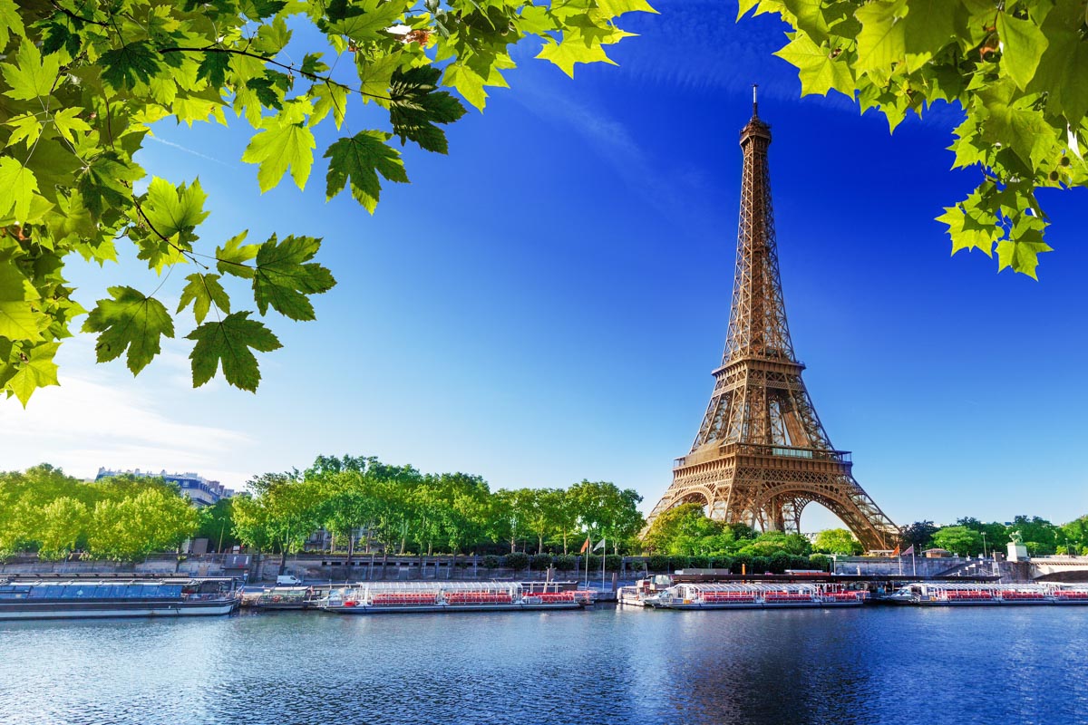Vom Ufer der Seine hat man einen wunderschönen Blick auf den Eiffelturm, Paris, Frankreich