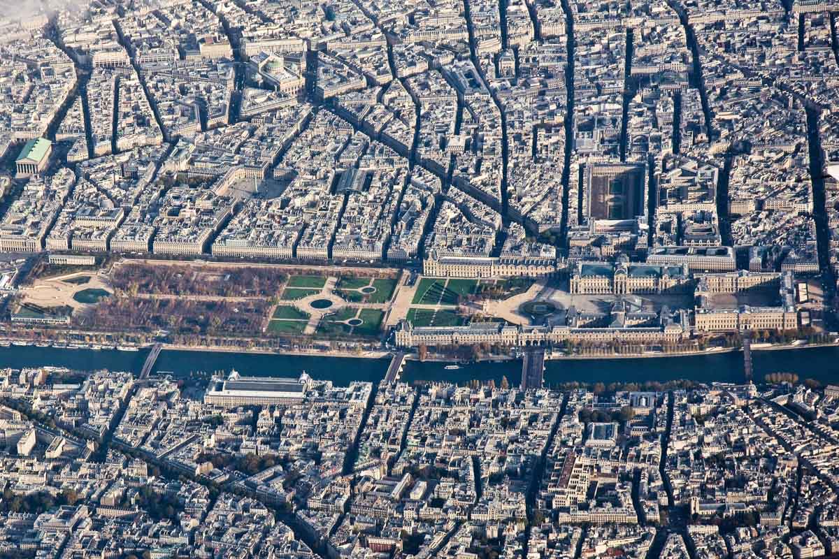 Luftaufnahme des weltberühmten Museums Louvre und seiner Umgebung, Paris, Frankreich