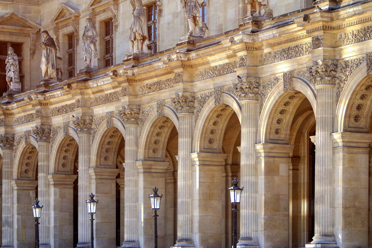 Auch die Außenfassade des Louvre ist es Wert etwas genauer betrachtet zu werden, Paris, Frankreich