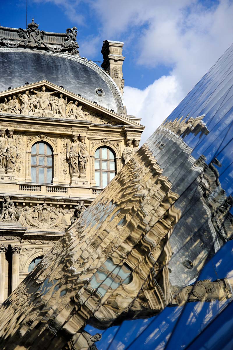 Der Louvre spiegelt sich in seiner Glaspyramide, Paris, Frankreich