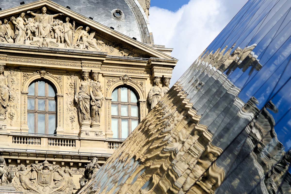 Der Louvre spiegelt sich in seiner Glaspyramide, Paris, Frankreich