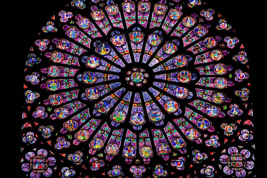 Kunstvolles Glasfenster in der Kathedrale Nôtre Dame, Paris, Frankreich - © sborisov / Fotolia