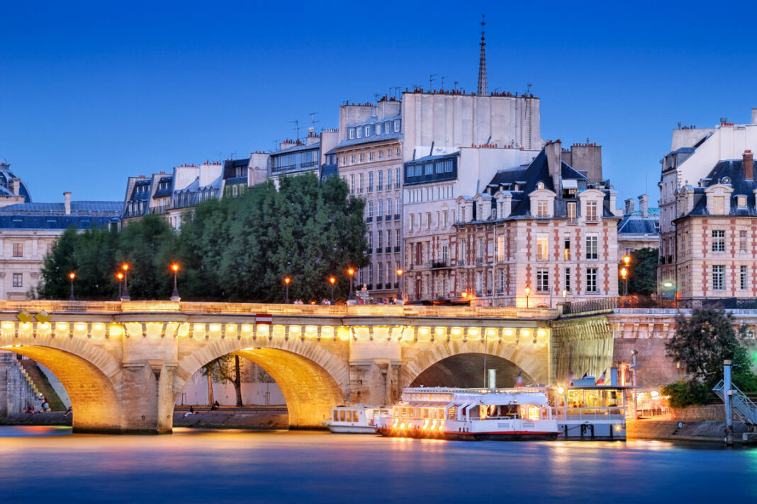 Die Pont Neuf verbindet die beiden Ufer der Seine mit der Ile de la Cité in der französischen Hauptstadt Paris, von hier aus werden Bootstouren auf der Seine angeboten, Frankreich - © Nikonaft / Shutterstock