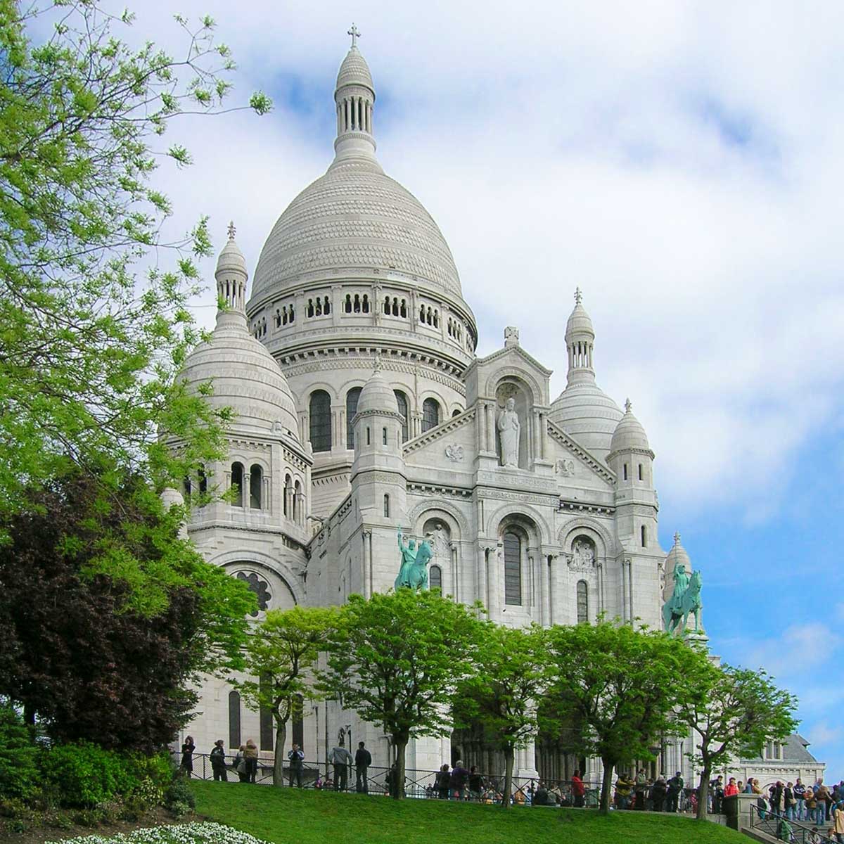 Die strahlend weiße „Basilique du Sacre Coeur de Montmartre“ bietet durch ihren Standort ganz oben auf dem Hügel des Stadtviertels Montmartre einen wunderbaren Ausblick über Paris, Frankreich