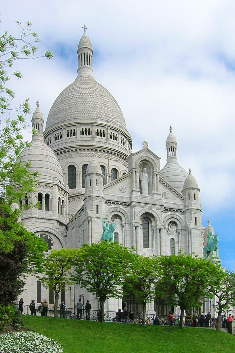 Die strahlend weiße „Basilique du Sacre Coeur de Montmartre“ bietet durch ihren Standort ganz oben auf dem Hügel des Stadtviertels Montmartre einen wunderbaren Ausblick über Paris, Frankreich