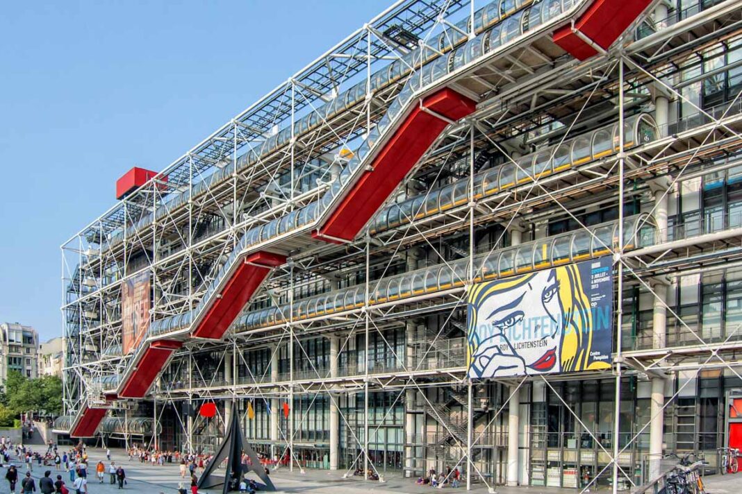 Bei spektakulärem Ausblick auf Pariser Attraktionen bietet das Centre Pompidou im Zentrum der Stadt zeitgenössische Kunst und Architektur vom Feinsten, Frankreich - © Dmitry Brizhatyuk / Shutterstock