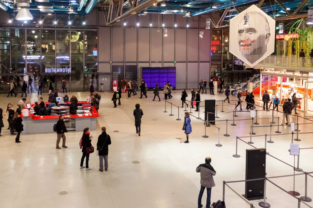 Eingangshalle des Centre Pompidou in Paris, welches über 70.000 Kunstwerke und eine Bibliothek mit 400.000 Medien verfügt, Frankreich