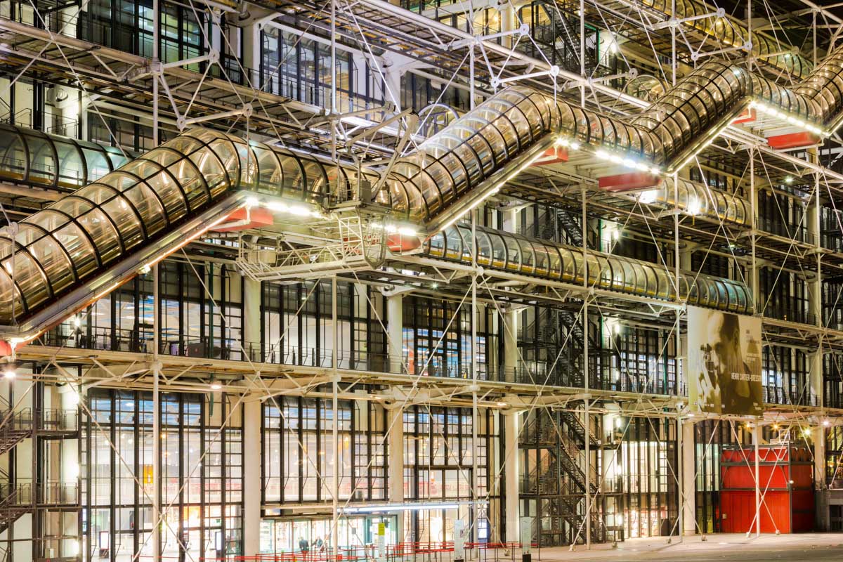 Entworfen wurde das außergewöhnliche Centre Pompidou in Paris, Frankreich, vom britisch-italienischen Architektenteam Richard Rogers und Renzo Piano