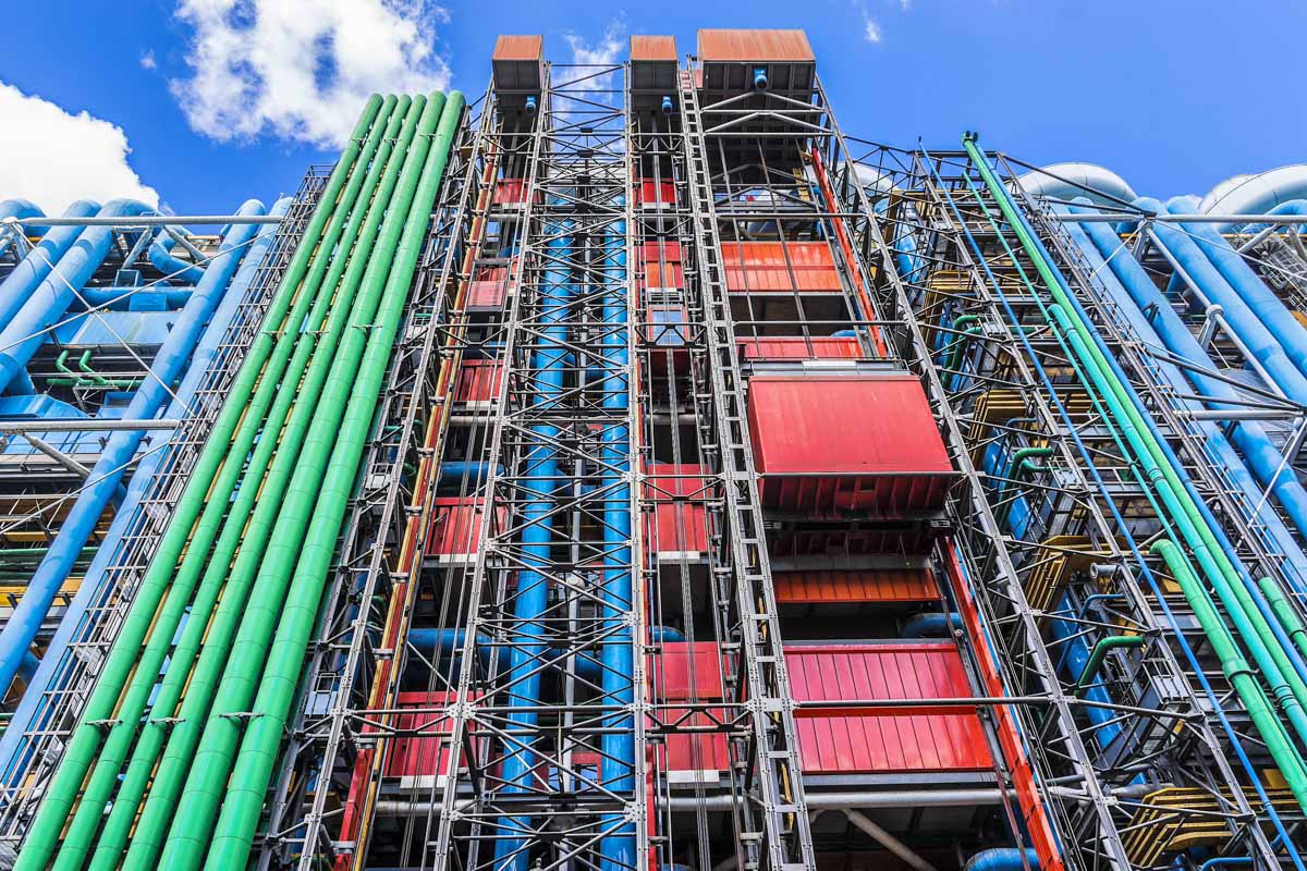 Die Rohre am Centre Pompidou in Paris sind keine weitere Kunstinstallation, sondern schlicht und einfach die Gebäudetechnik, Frankreich