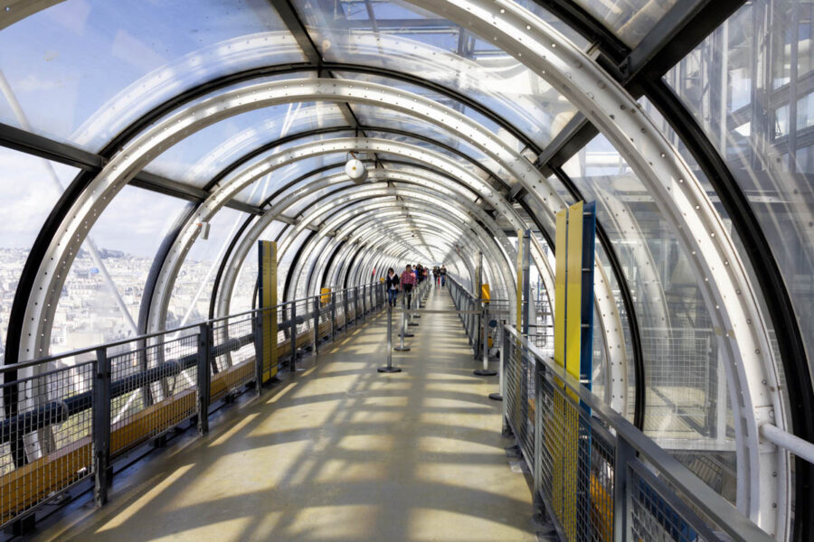 Zusätzlich zu Kunst und Wissen verfügt das Centre Pompidou in Paris, Frankreich, über ein Kino, Theaterbühnen und Hör- und Konzertsäle - © Guillermo Pis Gonzalez / Shutter
