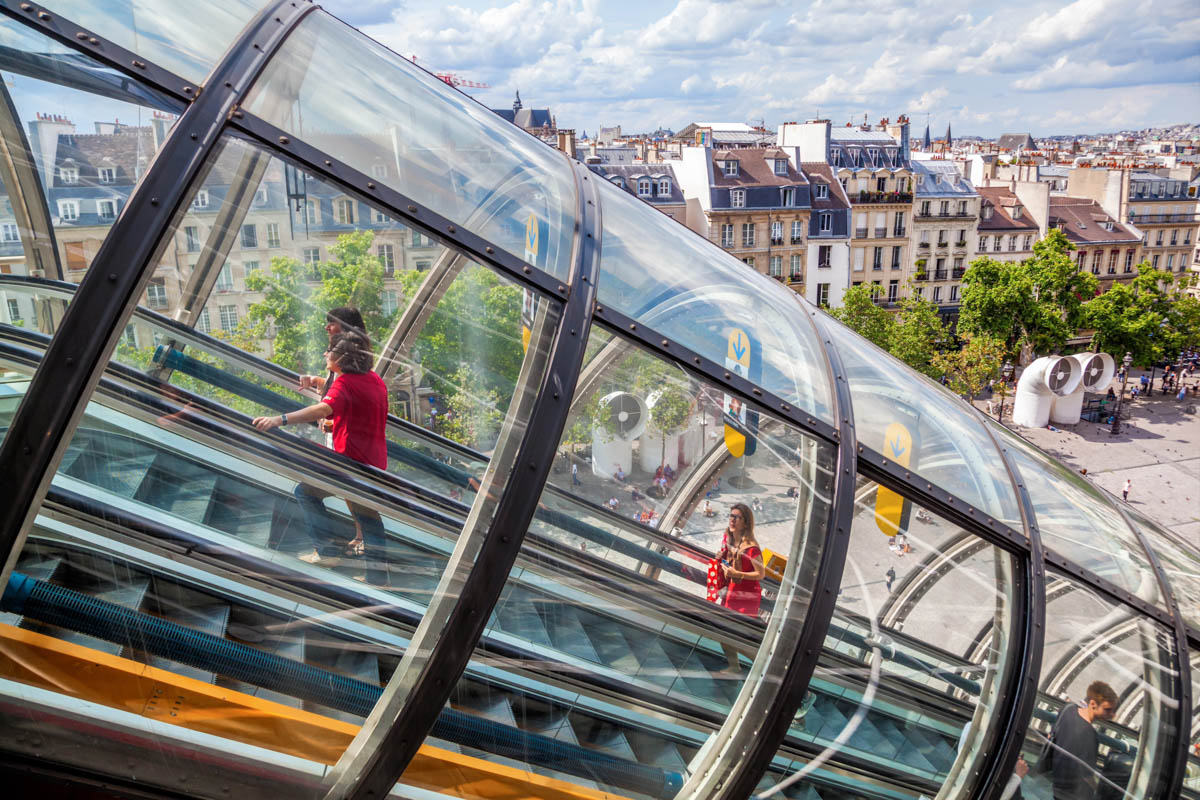 Die gewaltige röhrenförmige Rolltreppe des Centre Pompidou in Paris, Frankreich, verläuft an der Westseite über alle sechs Stockwerke des Kunstmuseums