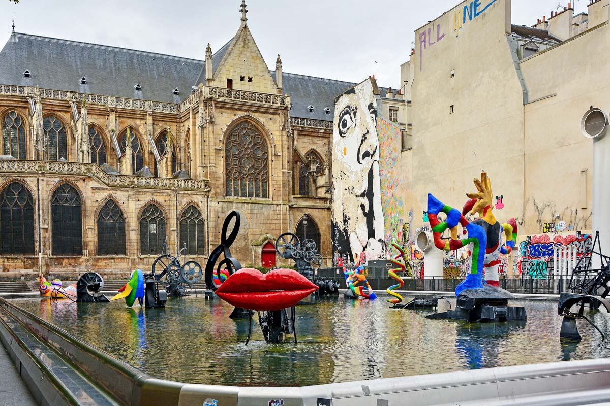 16 Skulpturen, die auch als Brunnen fungieren, begrüßen vor dem Centre Pompidou in Paris die Besucher, Frankreich