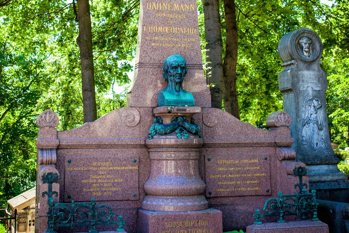 Mausoleum von Samuel Hahnemann, dem Erfinder der Homöopathie, am Friedhof Père Lachaise in Paris, Frankreich