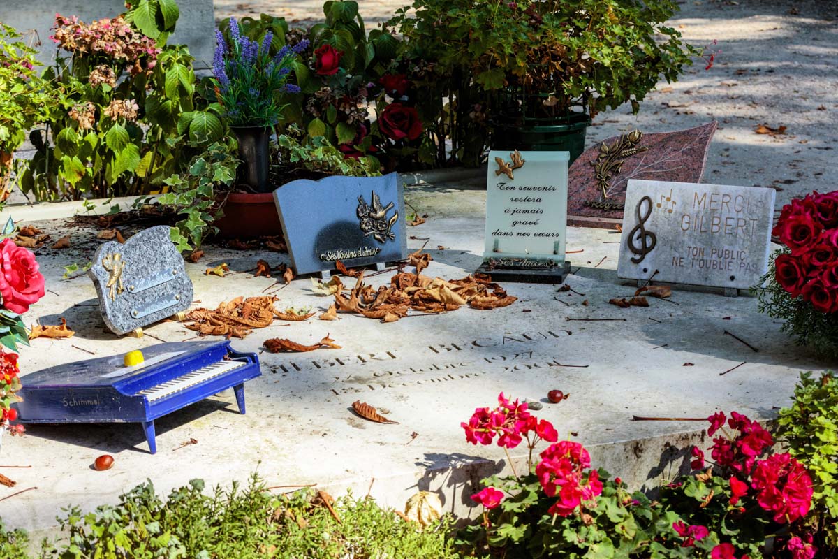 Grabstätte von Gilbert Becaud am Friedhof Père Lachaise in Paris, Frankreich