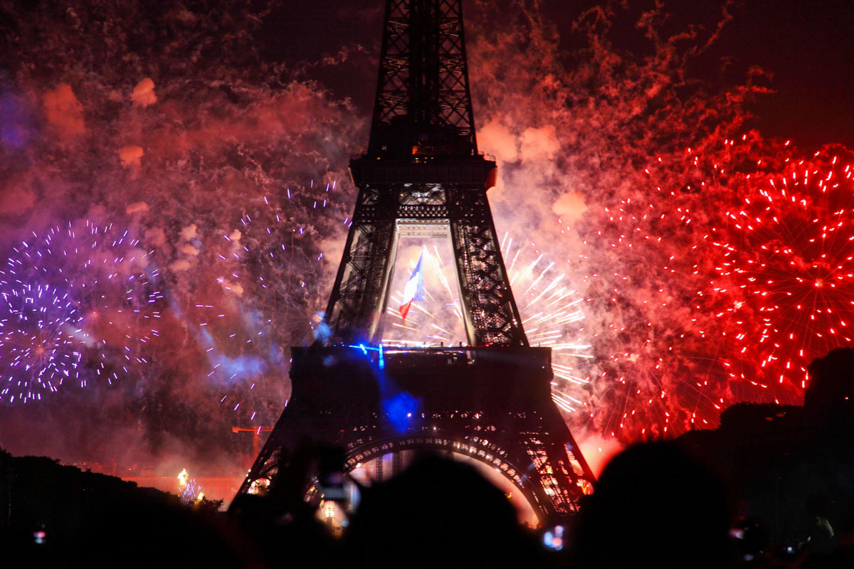 Ein gigantisches Feuerwerk beim Eiffelturm in Paris, Frankreich