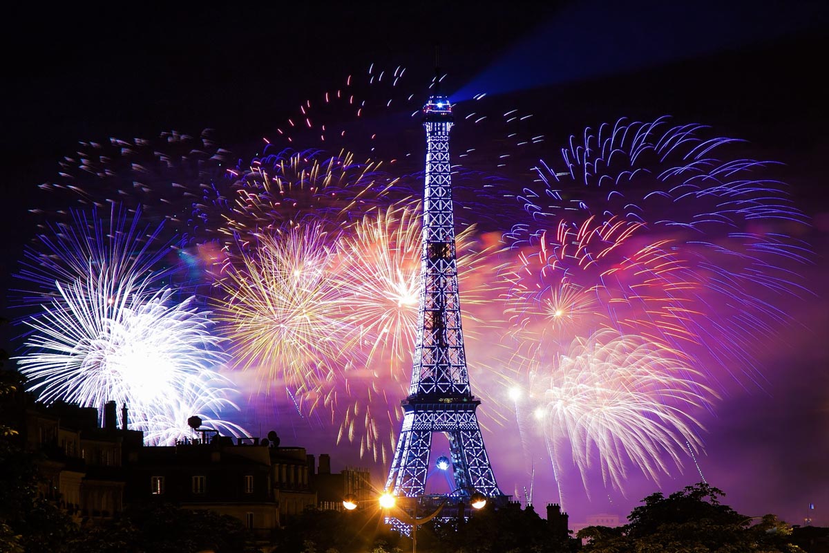 Nacht-Szene beim Eiffelturm mit einem grandiosen Feuerwerk, Paris, Frankreich