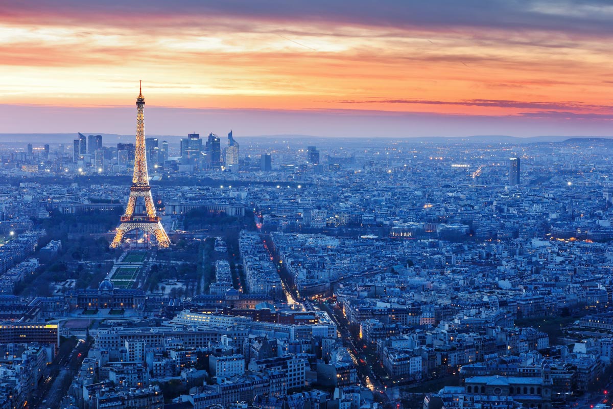 Blick über die abendlichen Dächer von Paris, selbstverständlich mit dem beleuchteten Eiffelturm, Frankreich