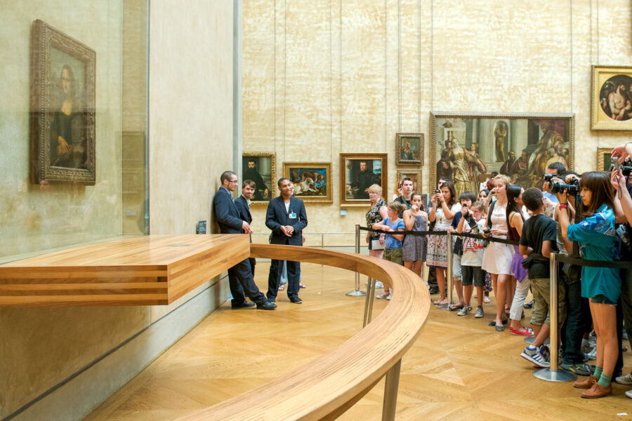 Das bekannteste Exponat im Louvre ist natürlich das weltberühmte Portrait der Mona Lisa von Leonardo da Vinci, Paris, Frankreich - © Alessandro Colle / Shutterstock