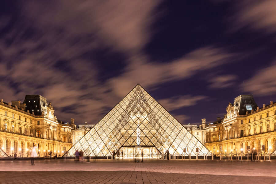 Der weltberühmte Louvre im Zentrum von Paris, das größte Museum der Welt, bei Nacht, Frankreich - © William Perugini / Shutterstock