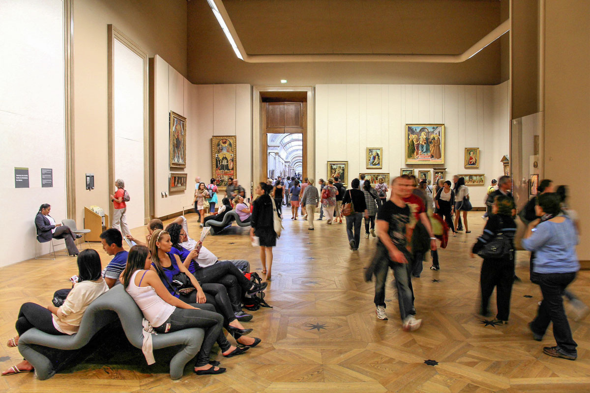 Der Louvre ist das ganze Jahr über gut besucht, deshalb muss man als Besucher damit rechnen, eine Weile vor der gläsernen Pyramide anzustehen, Paris, Frankreich