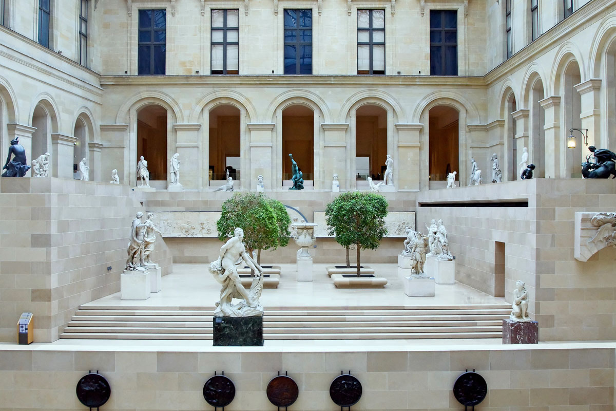 Die Skulpturenhalle im Louvre in Paris, Frankreich