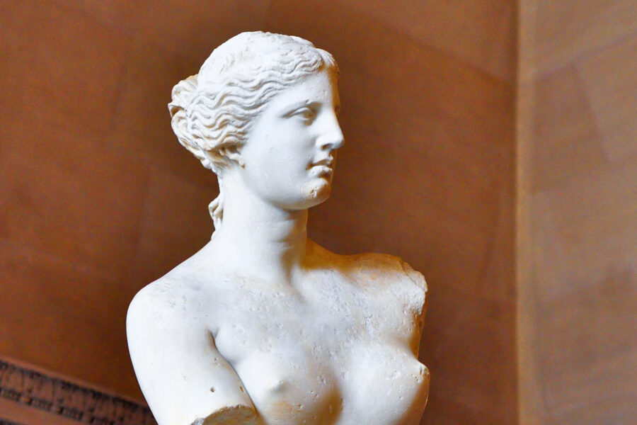 Die Statue der Venus von Milo im Louvre-Museum in Paris ist eine der berühmtesten Statuen der Welt, Frankreich - © Thaipro / Shutterstock