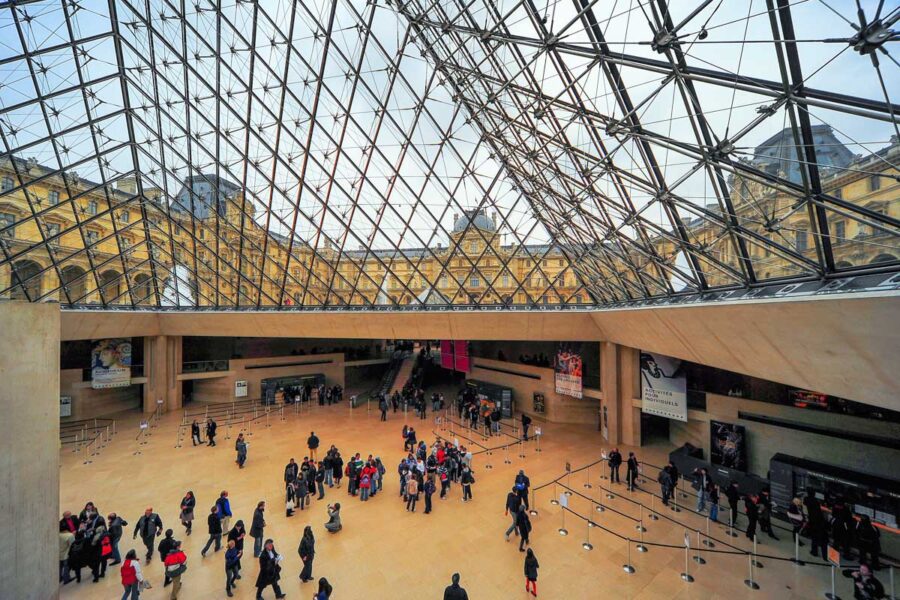 Von der großen Halle aus hat man im Louvre die Möglichkeit, je nach Interesse einen der drei Flügel zu wählen, Frankreich - © Studio38 / Shutterstock