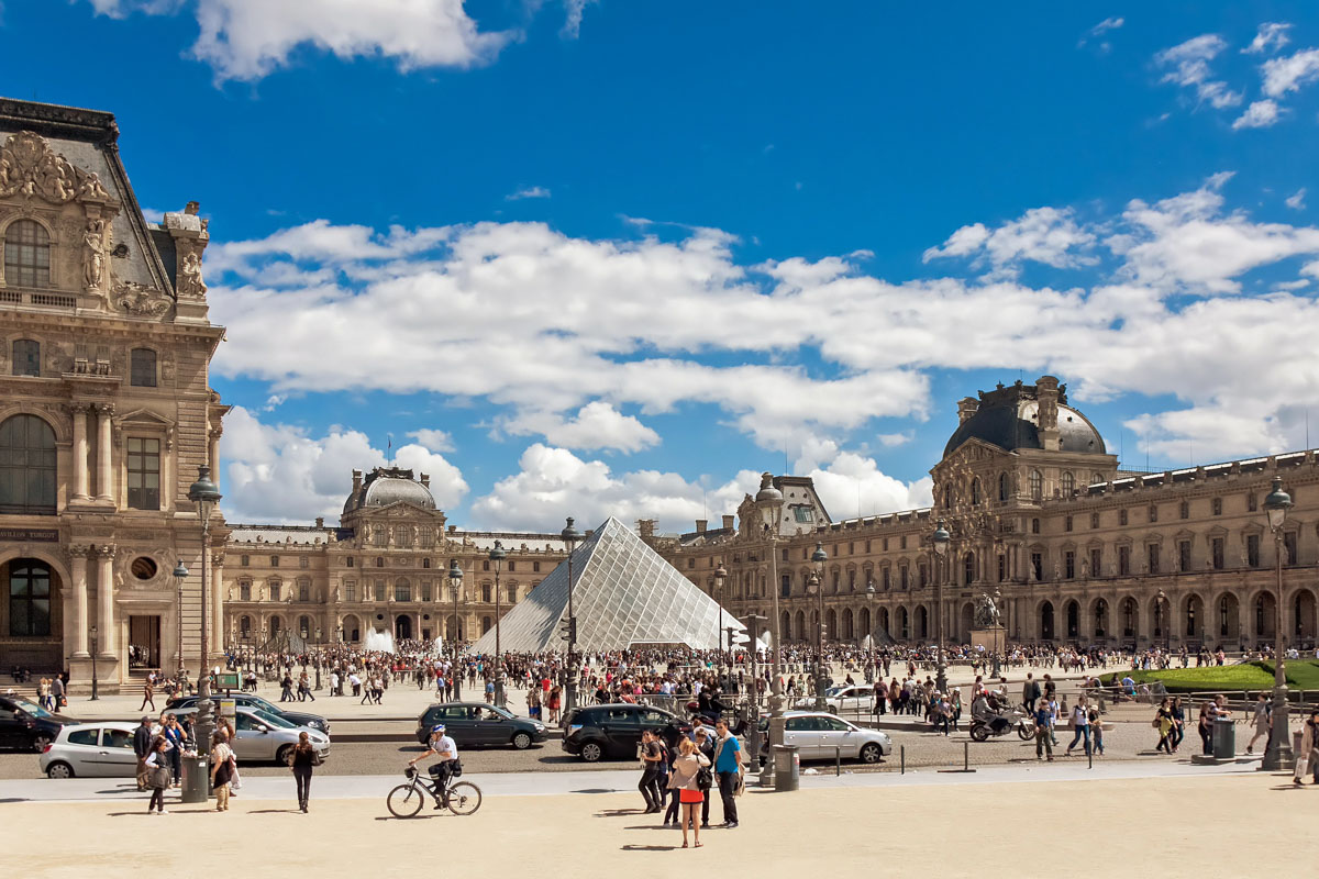 Früher ein Königspalast, ist der Louvre in der französischen Hauptstadt Paris heute das größte Museum der Welt