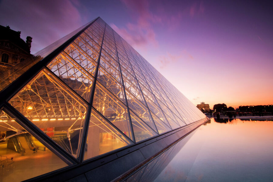 Abendstimmung am weltberühmten Louvre-Museum in Paris mit seiner Glaspyramide, Frankreich - © Sanchai Kumar / Shutterstock