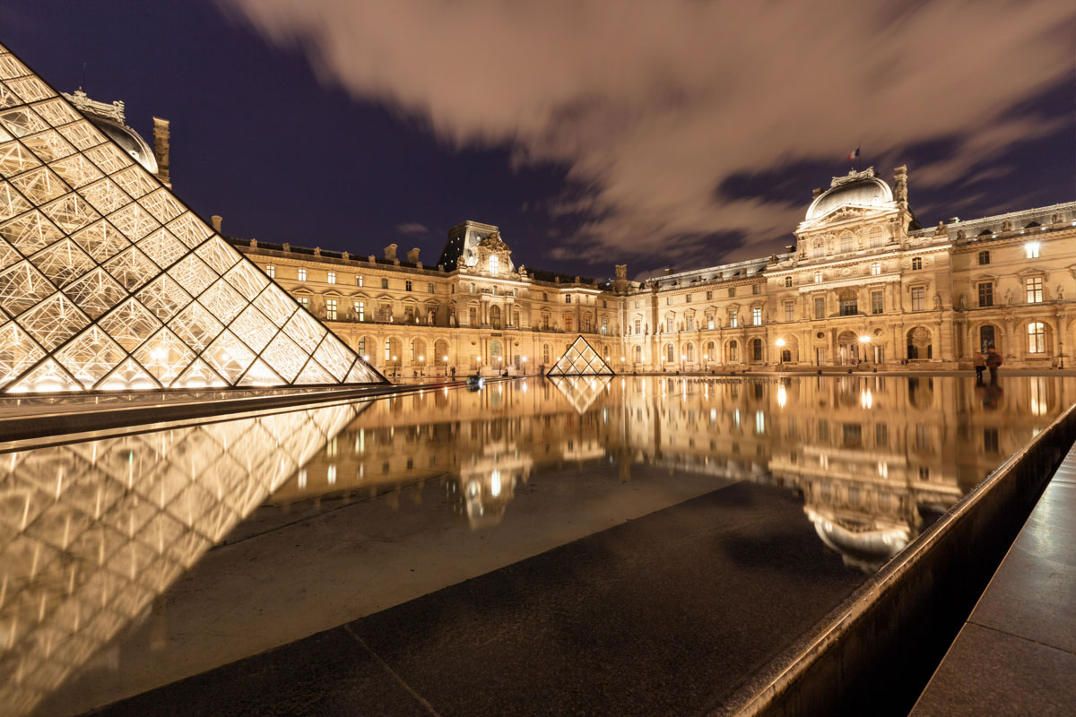 Im Louvre in Paris  sind auf ca. 60.000 Quadratmetern Tausende von Exponaten, verteilt auf die drei Flügel Sully, Richelieu und Denon, ausgestellt, Frankreich