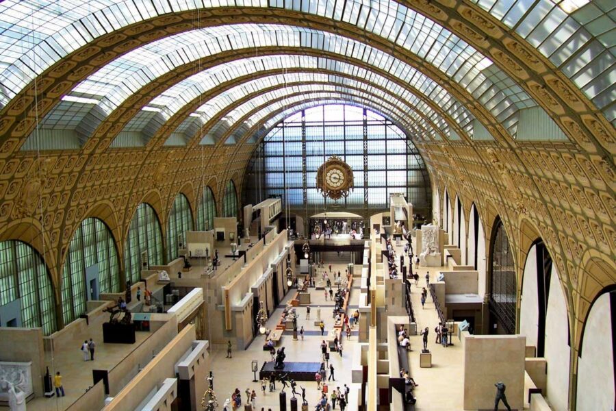 Das Musée d’Orsay im ehemaligen Gare d’Orsay an der Seine in Paris, Frankreich, zeigt Gemälde und Skulpturen weltberühmter französischer Künstler - © CFviper / Shutterstock