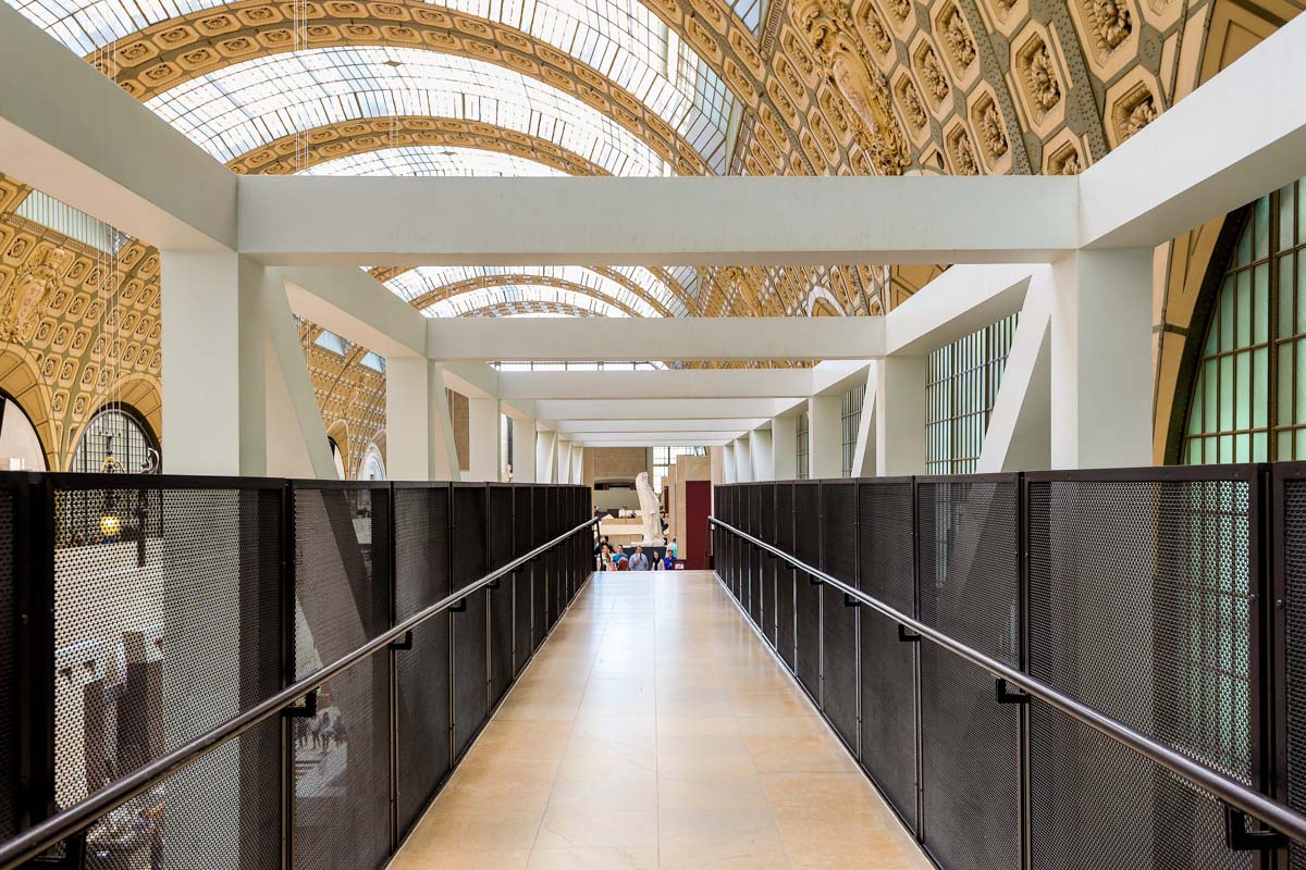 In der lichtdurchfluteten Halle des Musée d’Orsay in Paris, Frankreich, sind weltberühmte Kunstwerke von 1848 bis 1914 zu bestaunen