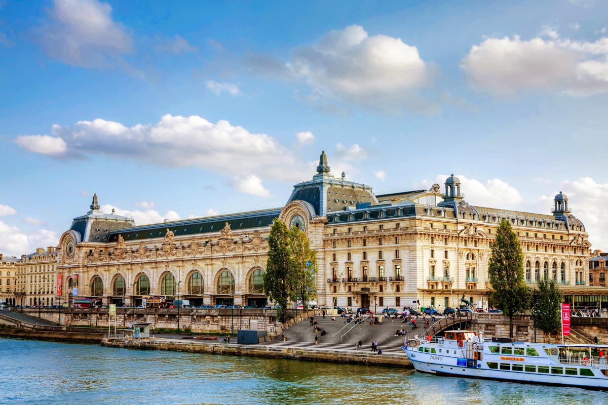 Der Gare d’Orsay in Paris, Frankreich, wurde vom Architekten Victor Laloux für die fünfte Pariser Weltausstellung im Jahr 1900 errichtet