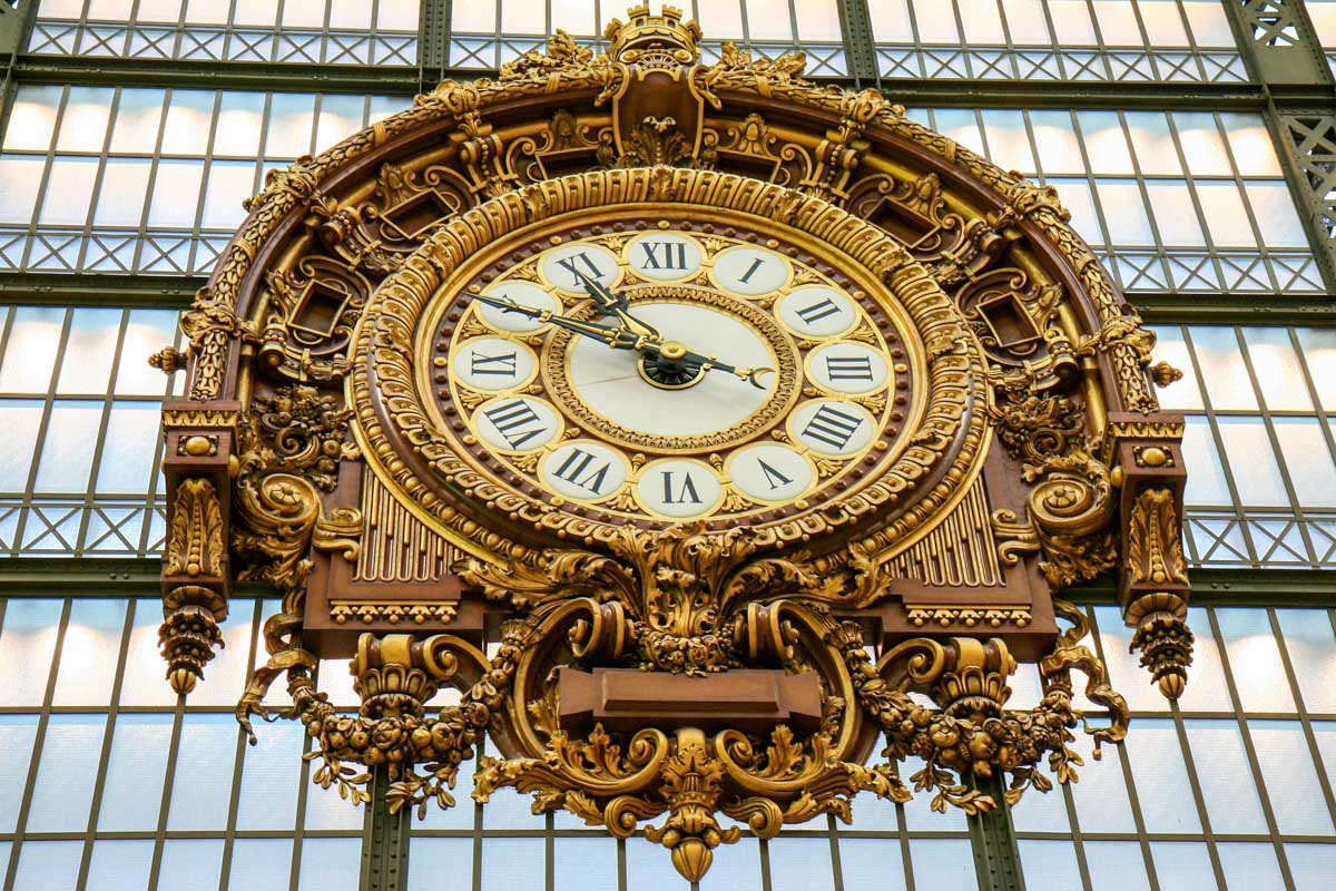 Überbleibsel des Bahnhofes, wie die monumentale Bahnhofsuhr, verleihen dem Musée d’Orsay in Paris, Frankreich, noch immer elegant-kosmopolitisches Flair