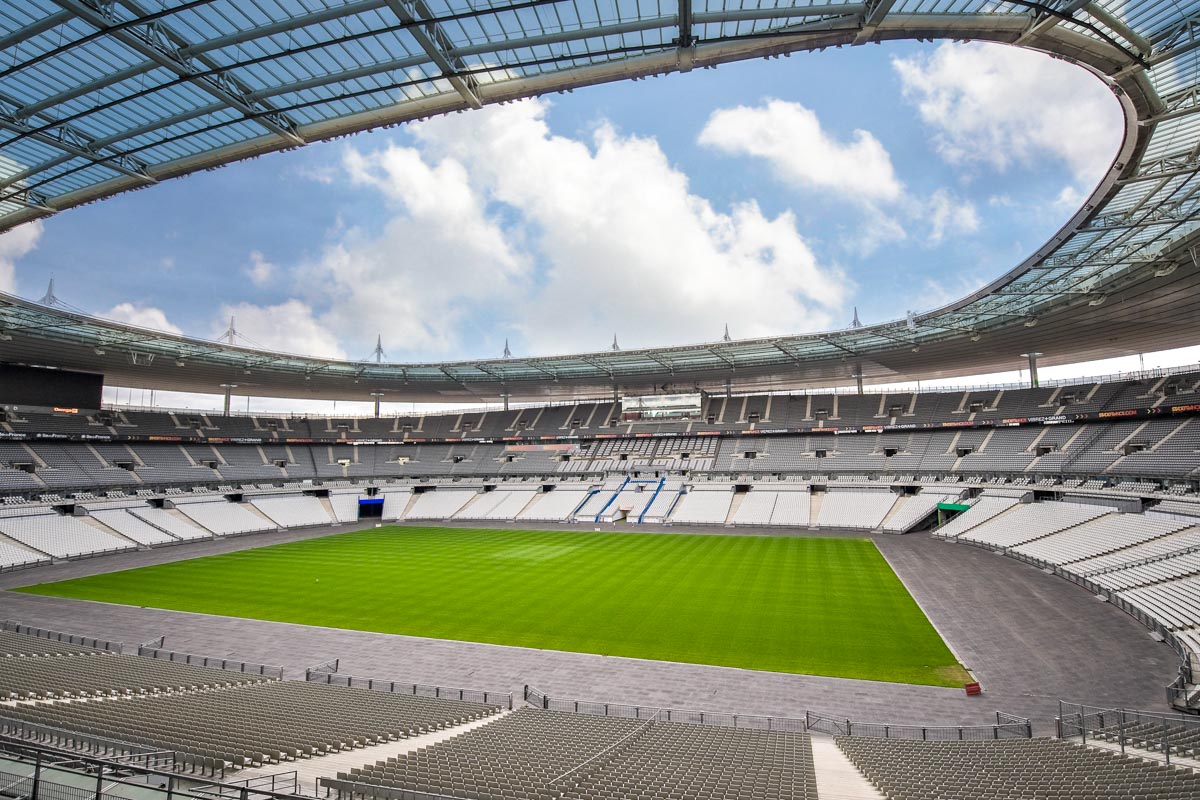 Das gewaltige Stade de France in der Nähe von Paris ist mit Abstand das größte Stadion Frankreichs und bei der Fußball EM 2016 Eröffnungs- und Finalspielort