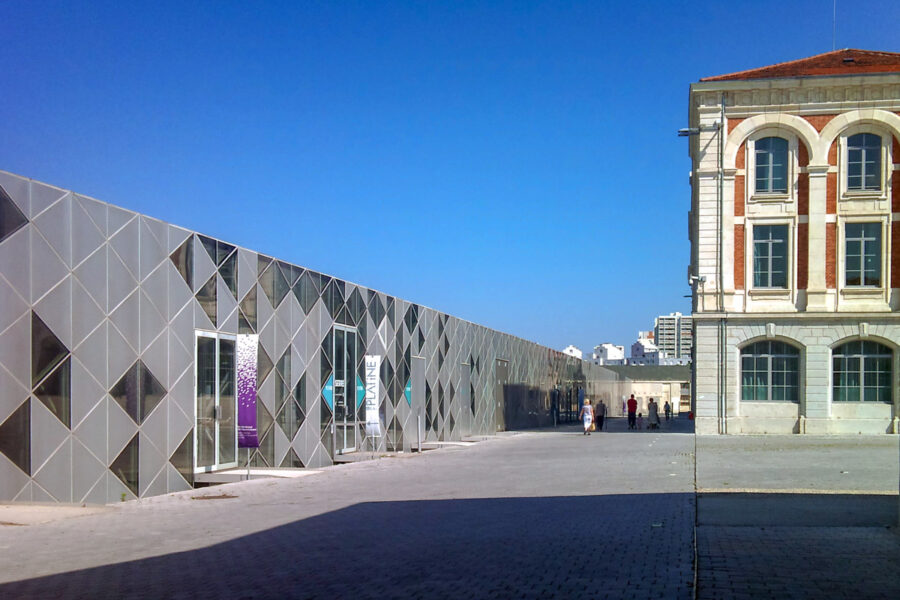 In der Cité du Design in einer ehemaligen Waffenfabrik in Saint-Étienne, Frankreich, trifft moderne Glas-Architektur auf Backsteinbauten des 19. Jahrhunderts - © Touam (Hervé Agnoux) CC BY-SA3.