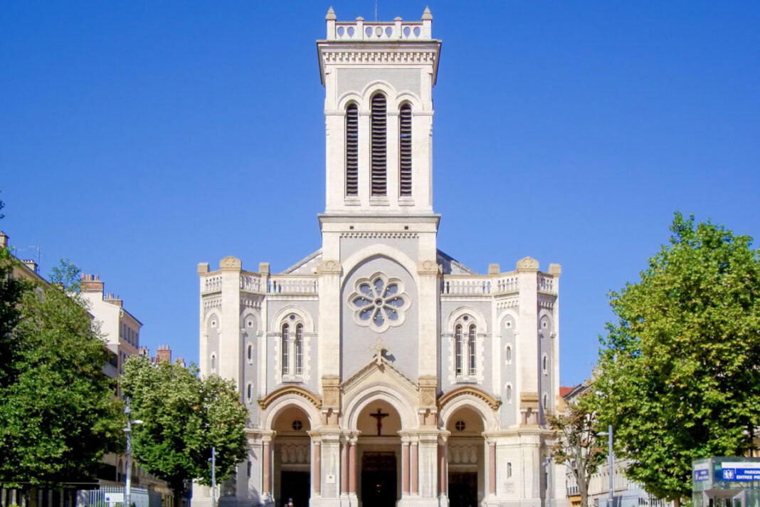 Die römisch-katholische Karl Borromäus Kathedrale wurde von 1912 bis 1923 erbaut und ist Sitz des Bischofs von Saint-Étienne, Frankreich  - © Velvet CC BY-SA3.0/Wiki