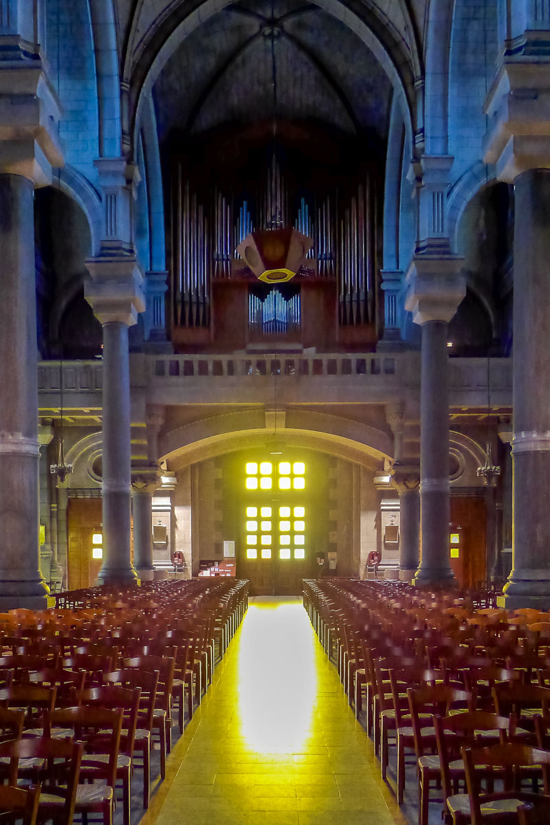 Schmückende Elemente und Verzierungen halten sich im Interieur der Karl Borromäus Kathedrale von Saint-Étienne in Grenzen, Frankreich