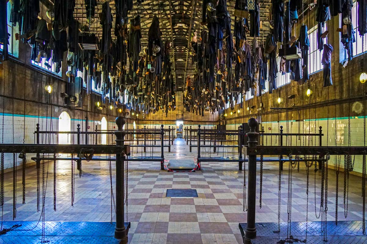 Im Salle des Pendus, dem ehemaligen Waschraum, im Musée de la Mine in Saint-Étienne hingen die Bergarbeiter ihre Kleidung an die Decke, Frankreich