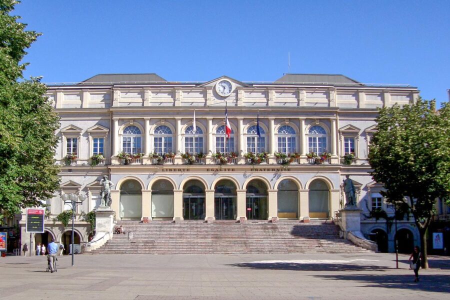 Das Rathaus von Saint-Étienne wurde im Jahr 1821 vom Architekten Pierre-Antoine Dalgabio errichtet, Frankreich - © Velvet CC BY-SA3.0/Wiki