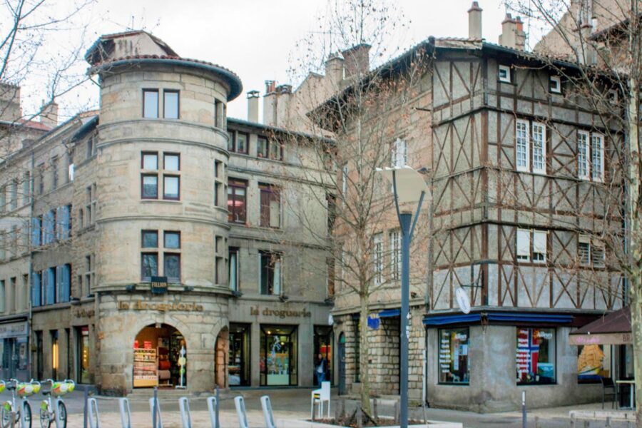 Der Tour de la Droguerie am Place du Peuple im Zentrum von Saint-Étienne, Frankreich, ist ein Überbleibsel der alten Stadtbefestigung aus dem 16. Jahrhundert - © Daniel Villafruela CC BY-SA3.0/W