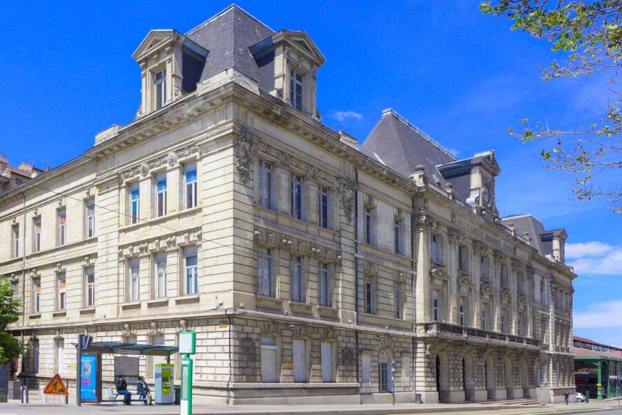 Das Arbeitsamt von Saint-Étienne, Frankreich, wurde im frühen 20. Jahrhundert errichtet und 2002 als historisches Denkmal eingetragen - © Aubry Françon CC BY-SA3.0/Wiki