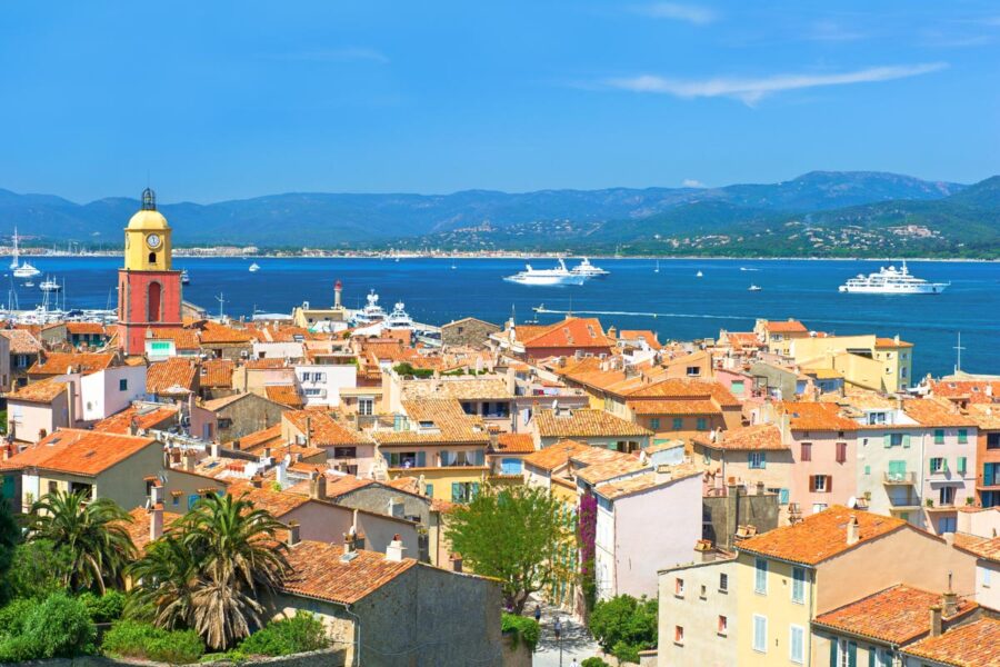 Blick über die Dächer von Saint Tropez auf die weltberühmte Côte d’Azur, Frankreich - © LiliGraphie / Shutterstock