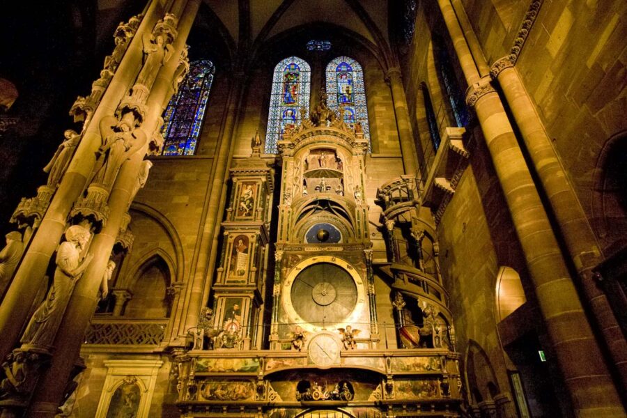 Die 18m hohe astronomische Uhr aus den 1840er Jahren im südlichen Querschiff im Straßburger Münster, Frankreich - © PHB.cz / Shutterstock