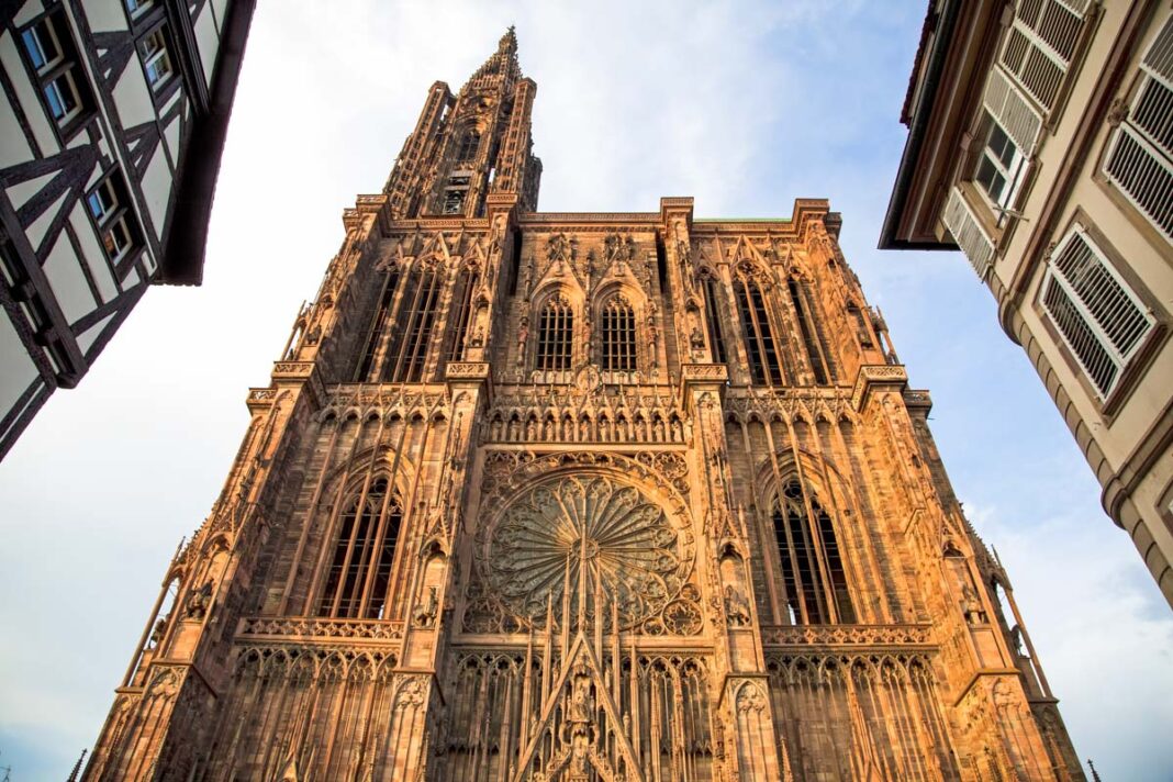 Die Kathedrale im Zentrum Straßburgs am Münsterplatz beeindruckt durch seine spektakuläre Fassade und sein kostbares Innenleben, Frankreich - © Ralf Gosch / Shutterstock