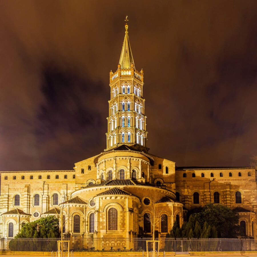 Die gewaltige Pilgerkirche Saint Sernin von Toulouse ist die größte noch erhaltene romanische Kirche Frankreichs - © Leonid Andronov / Shutterstock