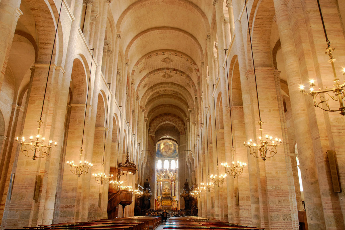 Die Basilika Saint Sernin in Toulouse, Frankreich beeindruckt mit ihrem für romanische Kirchen ungewöhnlich gewaltigen Kirchenschiff