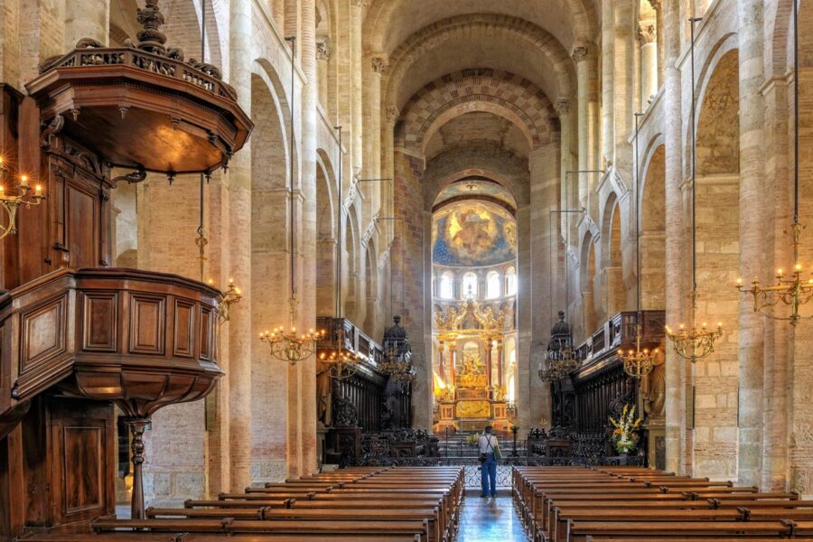 Die 115m lange, 64m breite und 21m hohe Basilika Saint Sernin in Toulouse, Frankreich, beherbergt über 250 Kunstwerke - © thieury / Shutterstock